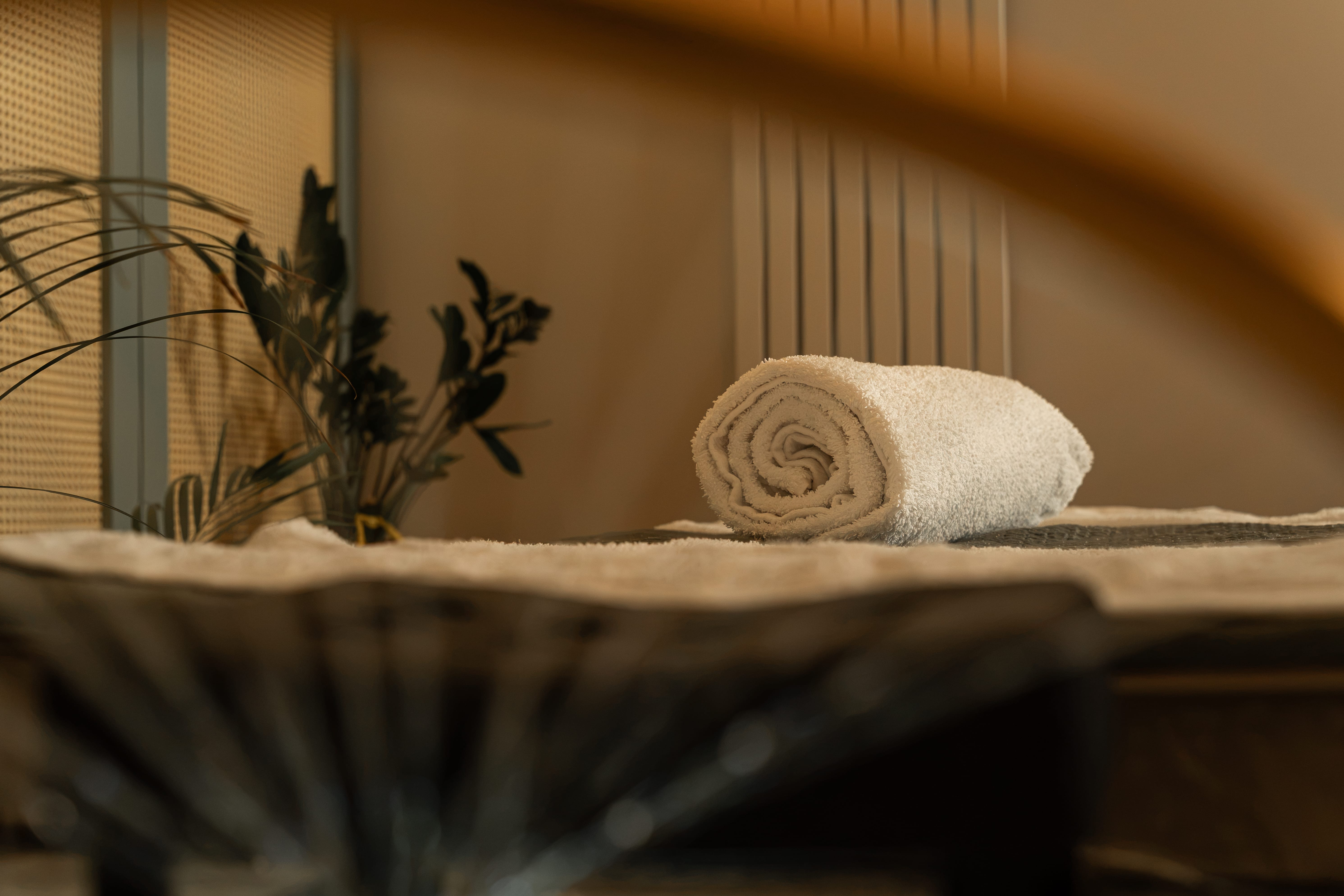 Zwinięty ręcznik w strefie spa