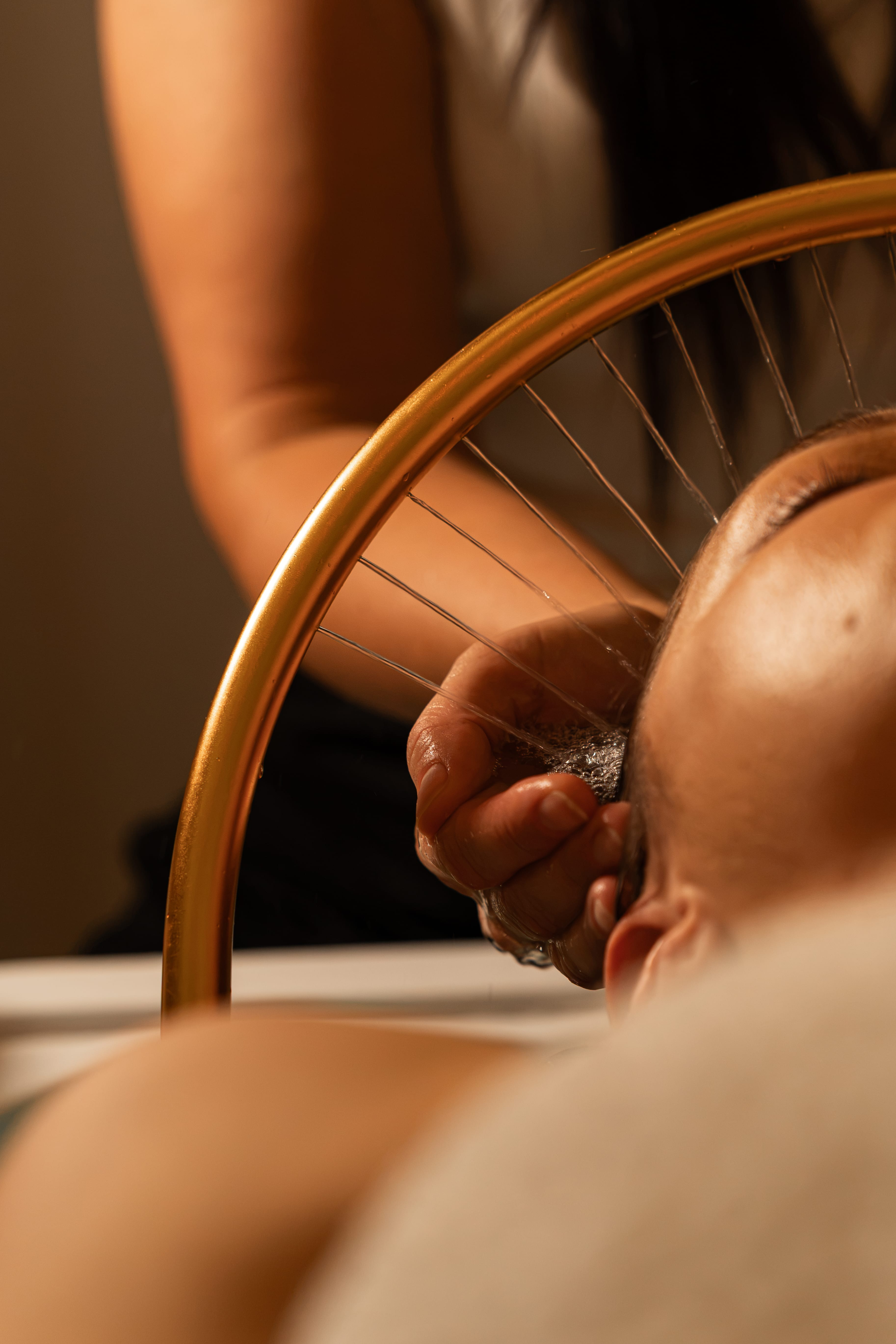 Zabieg Head Spa z miedzianą obręczą