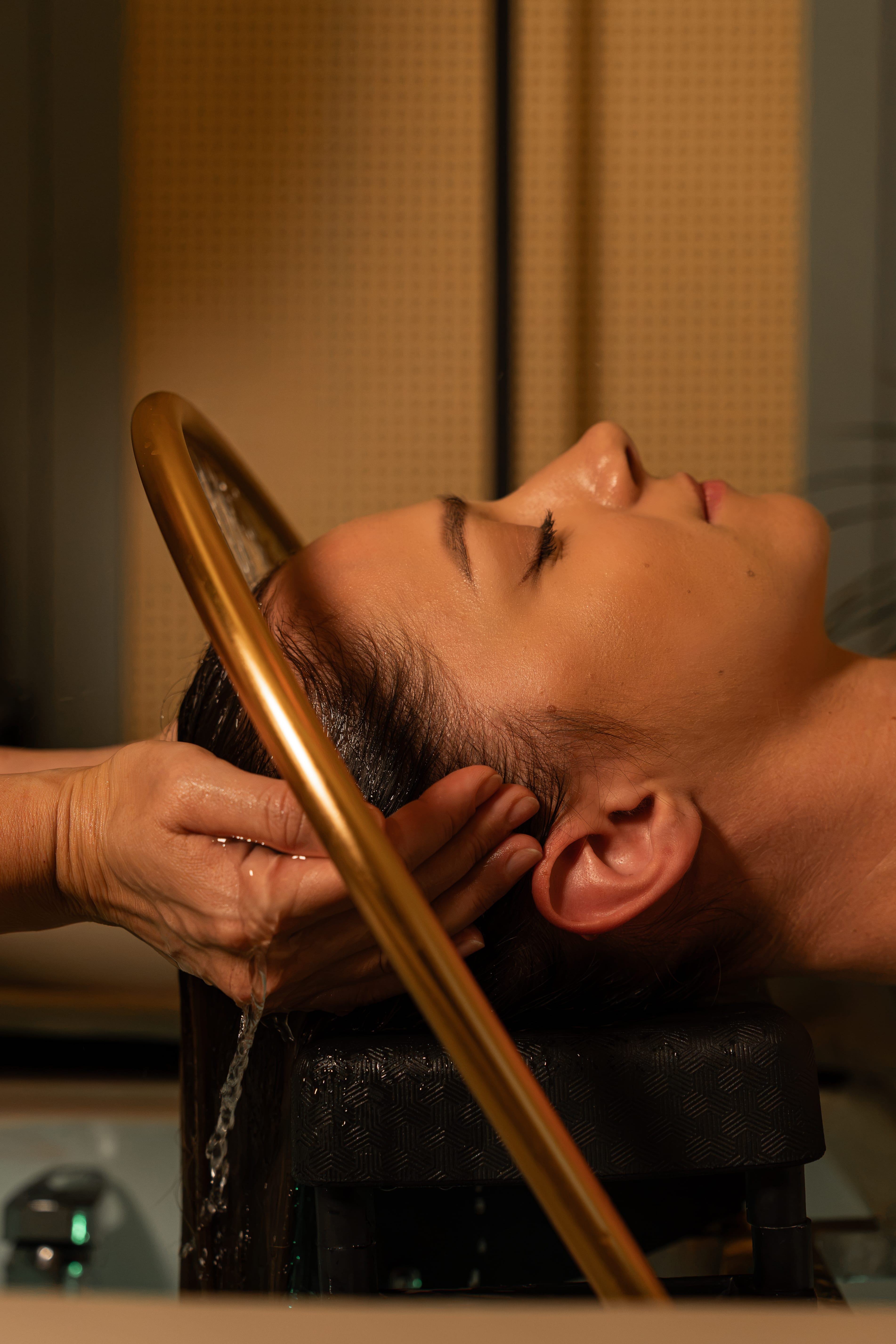 Zabieg Head Spa - płukanie włosów