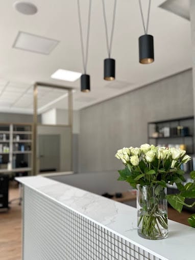 Recepcja salonu — białe róże